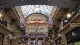 赤の広場に面してある高級ブランドショップモール