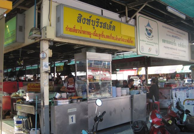 チェンマイ、タニン市場内のおいしい麺の店