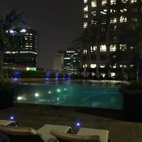 シースルーのプールで涼めます！