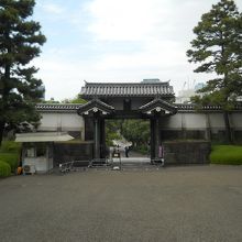 皇居側から。左の発券所で番号札を配布・回収