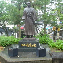 ほぼ等身大の銅像かと〜♪