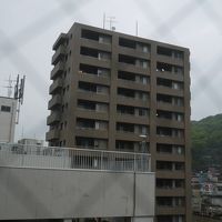 ８階の部屋ですが駐車場とマンションから室内が丸見え
