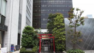 辺り一面がコンクリートのところにある神社です