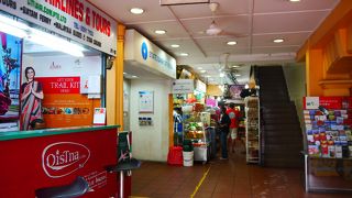 小さなお店が集まっています