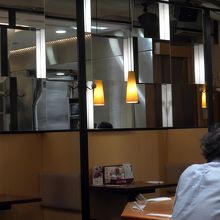 左側テーブル席です