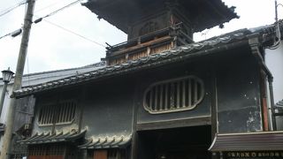 北国街道沿いの目立つ建物、内部は非公開