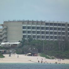 廃墟と瀬底ビーチ（海から）