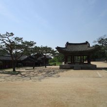 歓慶殿から見た涵仁亭