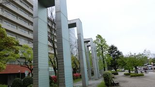 平和大通り沿いにある門