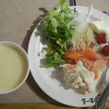 スモークサーモンなどのサラダ