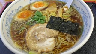 しょうゆ味あじたまラーメンは、オーソドックスな醤油ラーメン