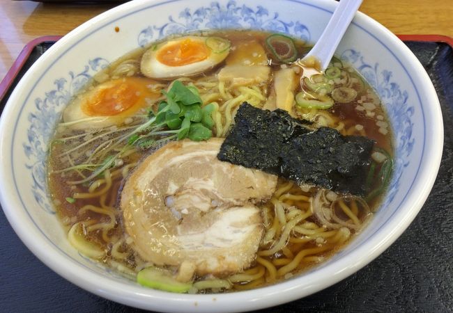 しょうゆ味あじたまラーメンは、オーソドックスな醤油ラーメン