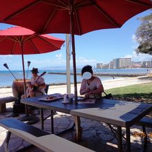 奥にワイキキ　心地よい歌声