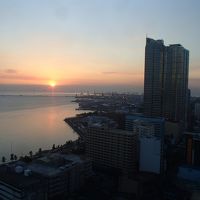 マニラ湾の夕陽を望む