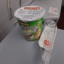 到着の1時間半前にいただいたカップラーメン