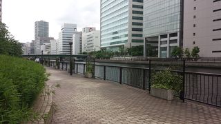 港南口側の運河沿い遊歩道