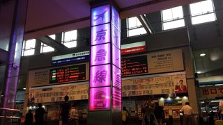 いろんな行き先の電車が次々に来る