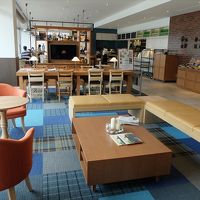 ホテルのロビー奥がカマイシテラスというカフェ・レストラン