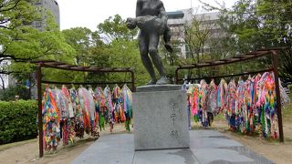 千羽鶴がたくさん