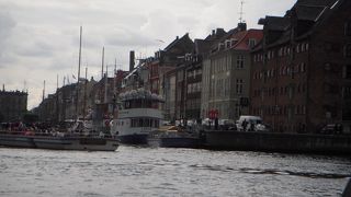 コペンハーゲンの運河には古くから船が行き来してきたので、現在でも水上バスが運行されています。