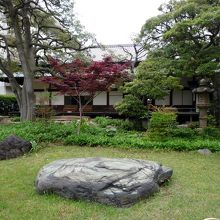 旧岩崎邸和館とはまぐり石