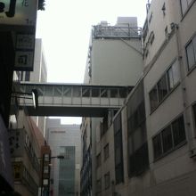 通り沿いの3丁目付近から三越本館裏（4丁目）方面を臨む