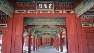 賓陽門　（ピニャンムン）　昌徳宮の内殿と外殿をつなぐ門