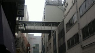 三越や松屋銀座の裏の通り