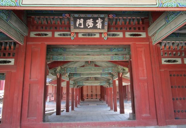 賓陽門　（ピニャンムン）　昌徳宮の内殿と外殿をつなぐ門