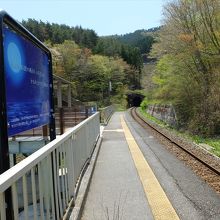 恋し浜駅ホームから、盛方向を見た様子。