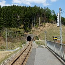 恋し浜駅ホームから、釜石方向を見た様子。