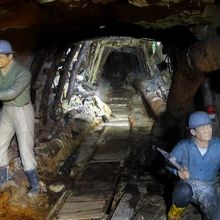 人形による鉱山の作業の再現