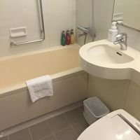 ビジネスホテルのように殺風景。アメニティは確かポーラでした。