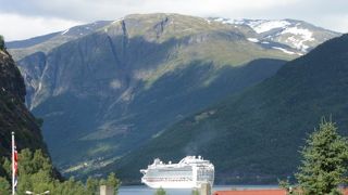 大型客船Ruby Princess寄港　フロム・グドバンゲン間フェリー、フロム鉄道が発着する観光の拠点港