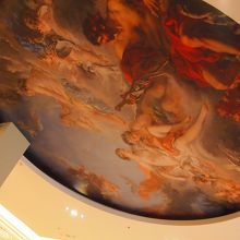 ローマフロアにはルネサンス風味の天井画も