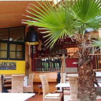 ロビーの先の階段をおりるとバーエリアです。バーはクローズです