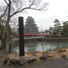 国宝松本城です。手前が「埋の橋」です。