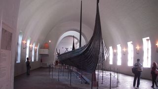 ヴァイキング時代に活躍した８～９世紀のヴァイキング船、『オーセベルグ号(Osebergskipet)』　『ゴークスター号(Gokstadskipet)』　『テューネ号(Tuneskipet)』の３隻の船が展示されている博物館です。