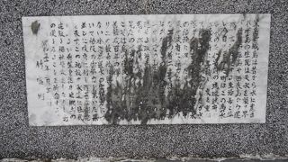 2015年5月本邦初公開　水道記念碑の裏　この記念碑は、黒島と新城島（パナリ島）の水道記念碑です