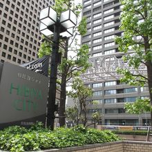 歩道上の看板 (広場の東側)