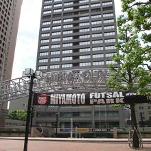 広場の正面 (広場は地下のため見えません)