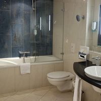 シンプルですが清潔感があって使い勝手もよいバスルーム