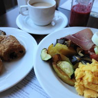 野菜、フルーツ、パン、ジュース、ヨーグルトで満足