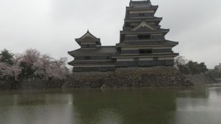 「埋の橋」は通行止め、黒門から入場する。