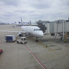 往路シカゴ・オヘアで搭乗前に撮影、ERJ-175です。