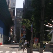 数寄屋橋公園のあるところから　外堀通りに並行してます