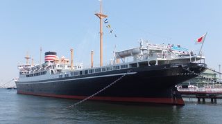 山下公園前に浮かぶ昭和の客船