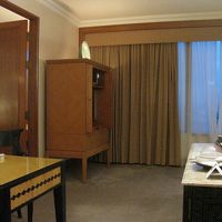 ホワイエから廊下を進むと、奥がリビングルームです