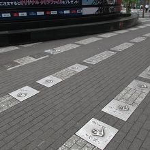 多くの手形のプレートが埋め込まれています