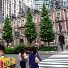 無機質なオフィスビルの中に素敵な美術館が